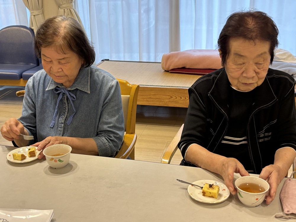 おやつをいただく利用者さん