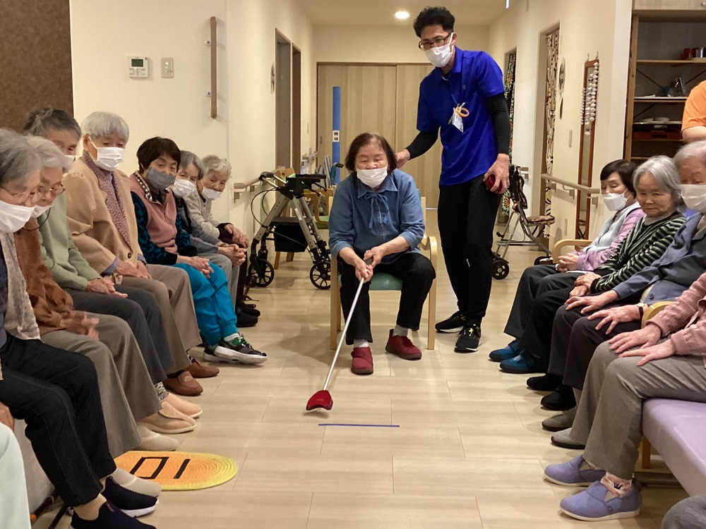 ゲームに参加する利用者さん