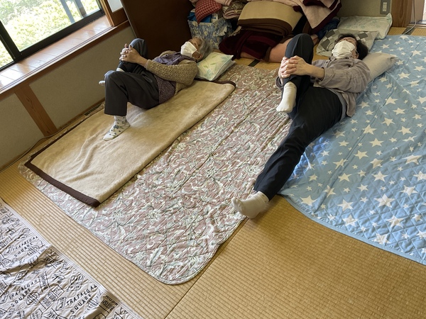 足のストレッチ中です