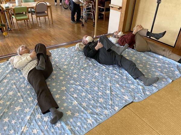 足のストレッチ中です
