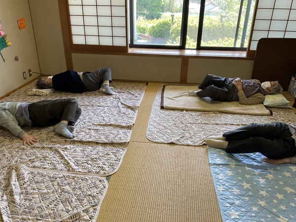 腰を捻っています