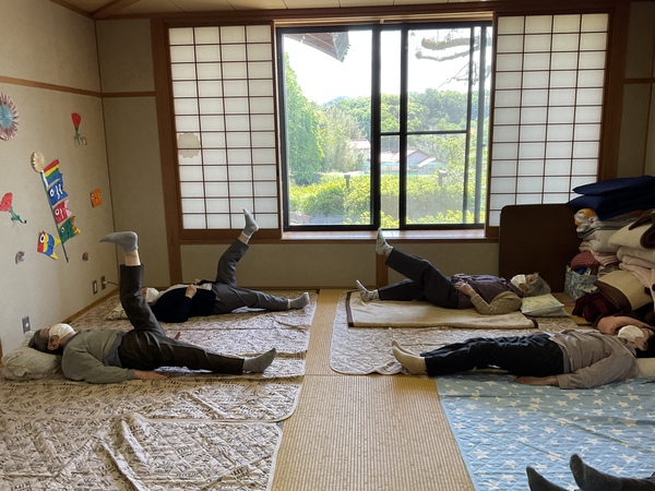 足を挙げています