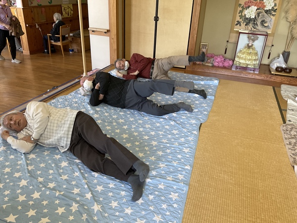 足を開く運動中です