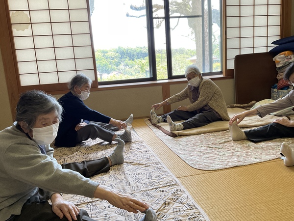 座ってのストレッチも行っています