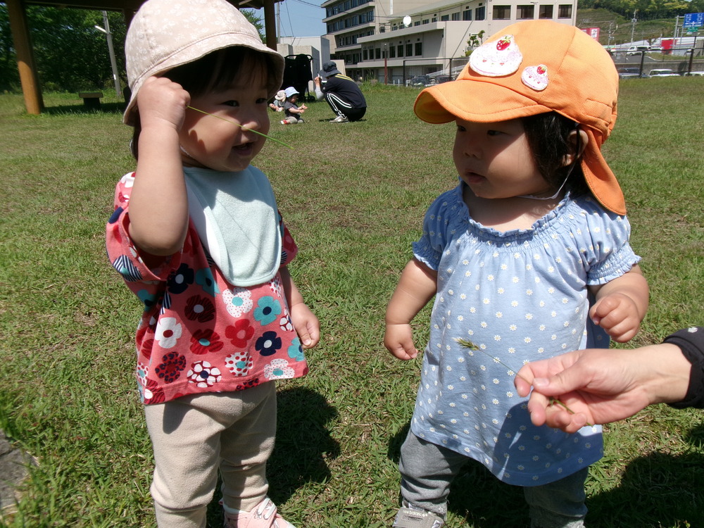 公園で遊んでいる