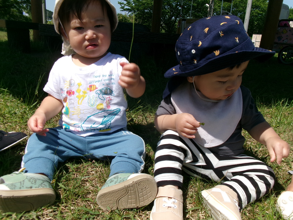公園で遊んでいる
