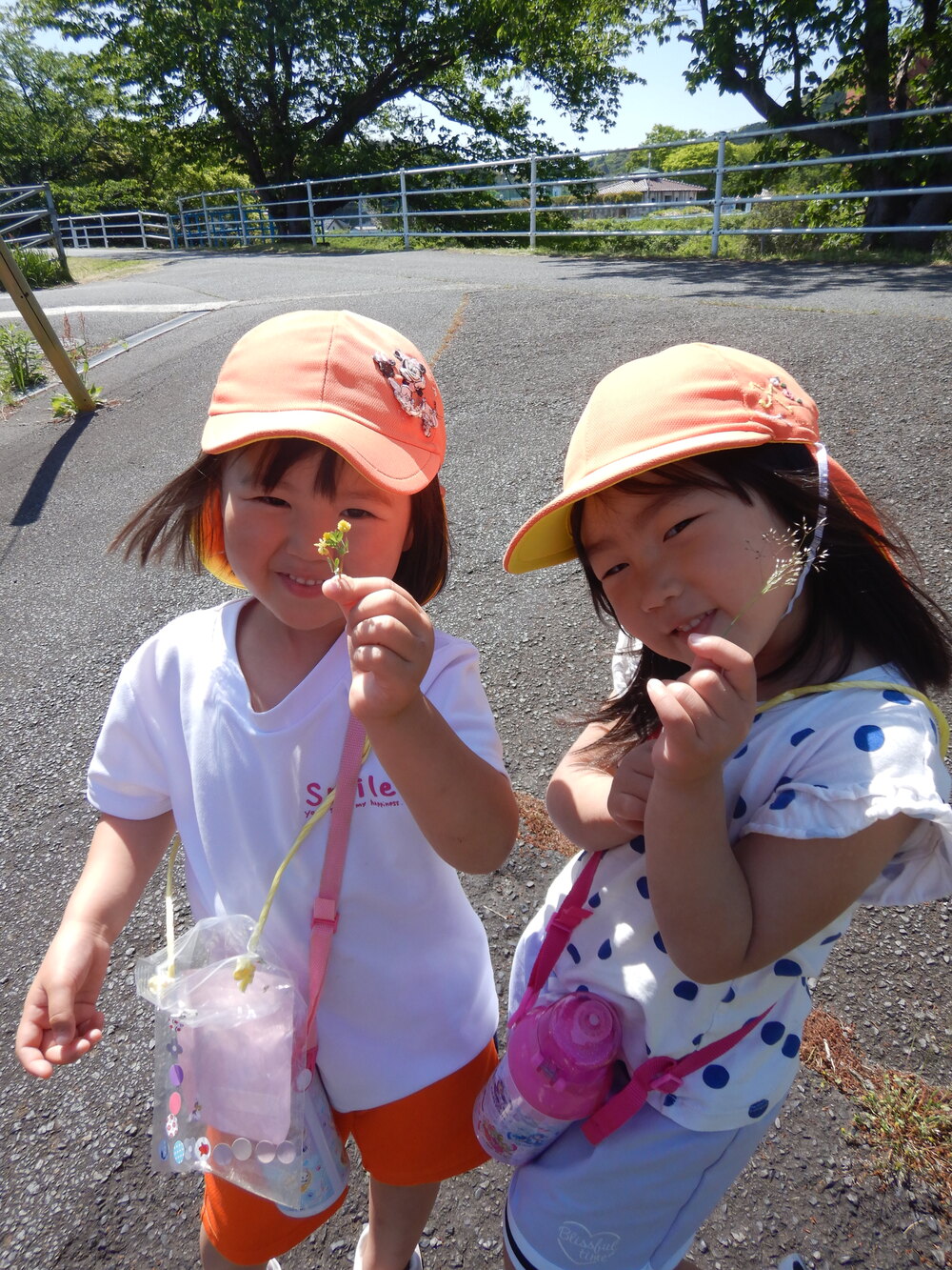 お花摘みをする子ども