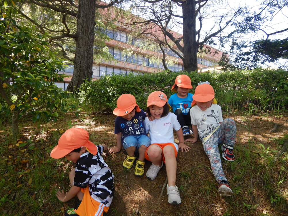 斜面を滑って遊ぶ子ども