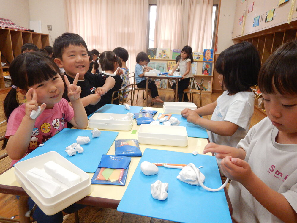 粘土で遊ぶ様子３