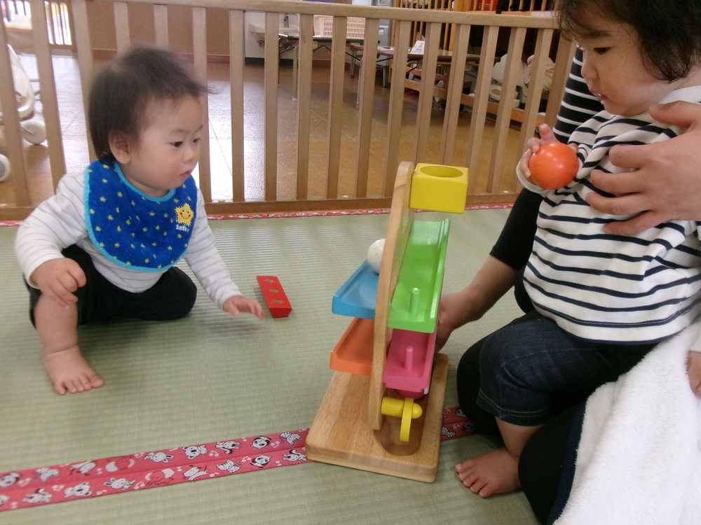 お部屋で遊んでいる様子 (1)