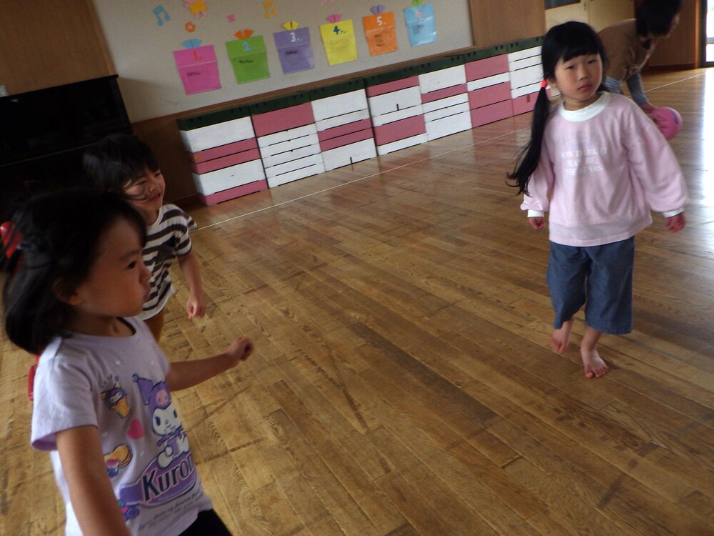 転がしドッヂボール楽しむ子ども