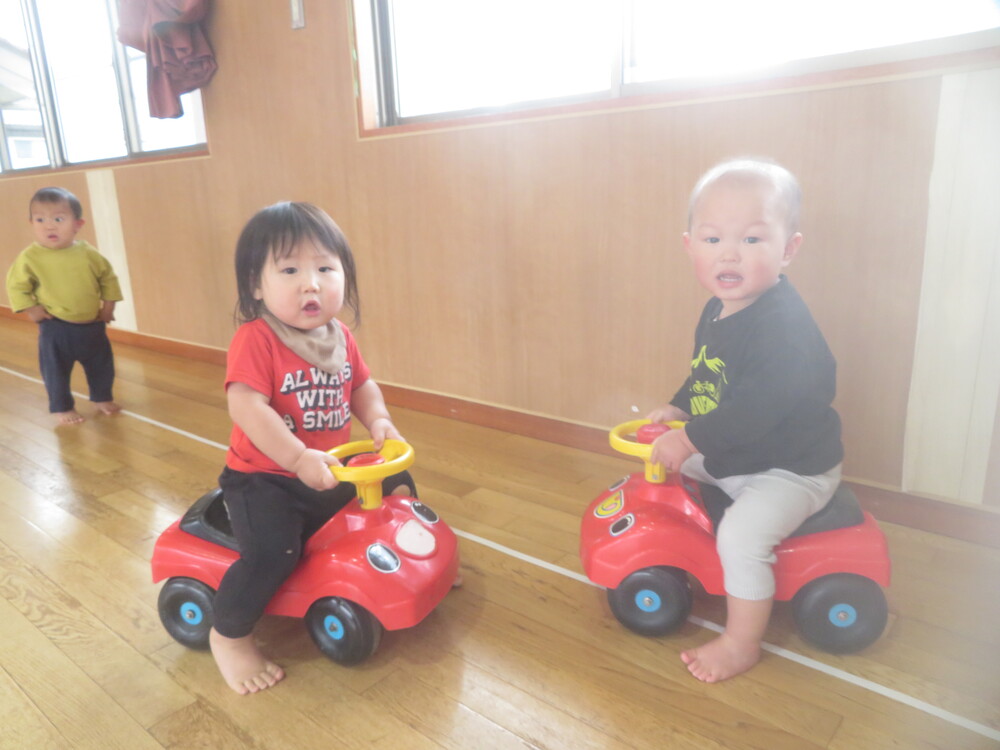 遊戯室で遊んでいる様子 (2)