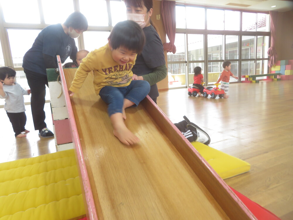 遊戯室で遊んでいる様子 (6)