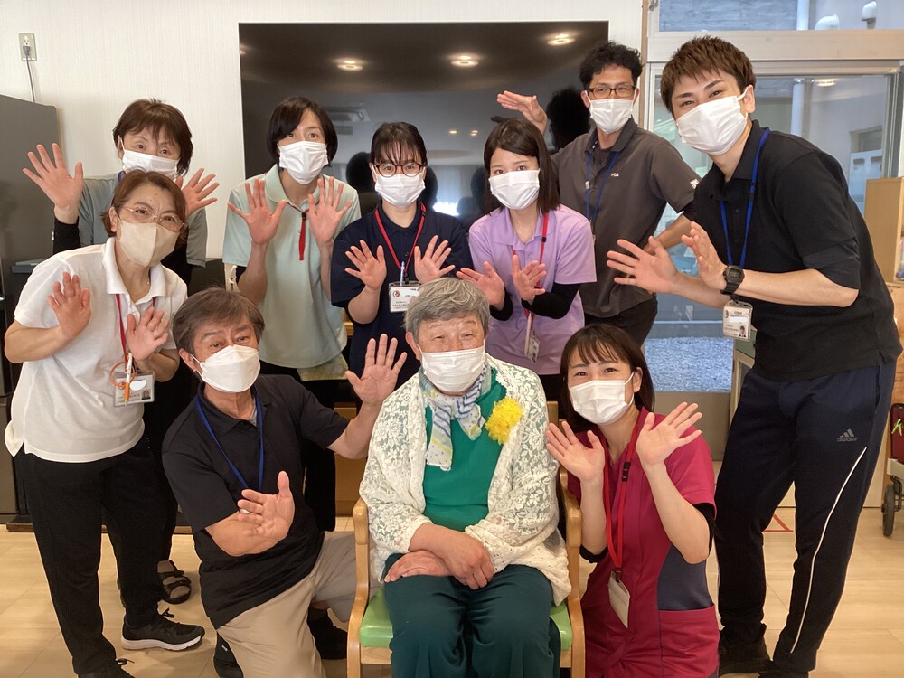 誕生日を祝われている利用者さん