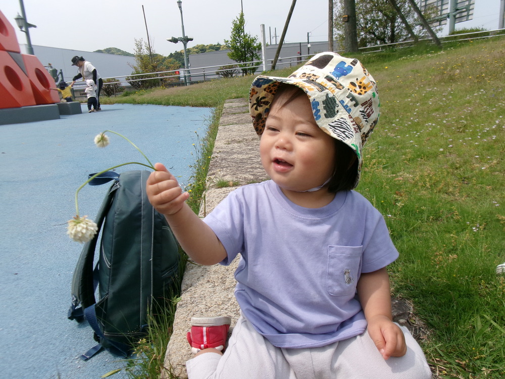 草花を持っている