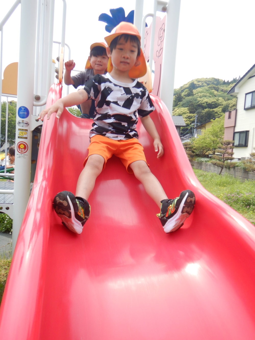 すべり台を滑る子ども