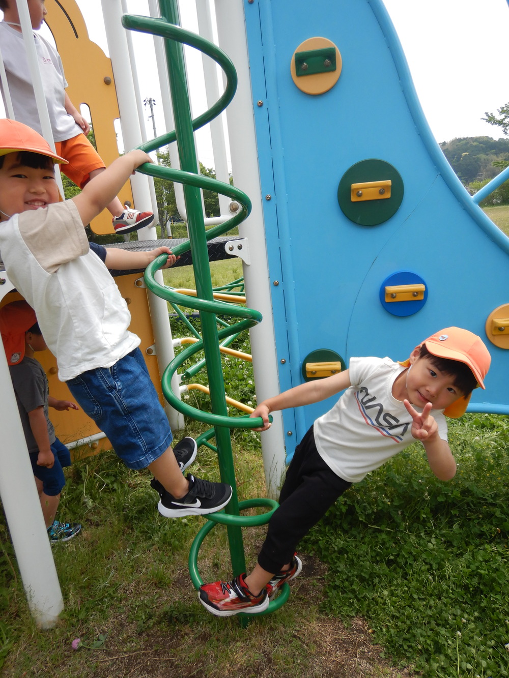 遊具で遊ぶ子どもたち