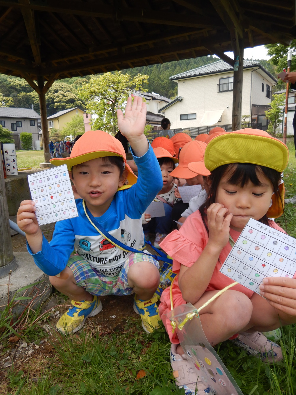 お散歩BINGOをする子ども