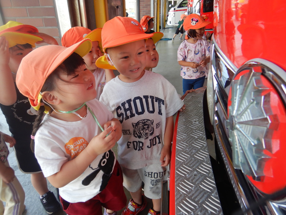 消防車を見る子ども (3)