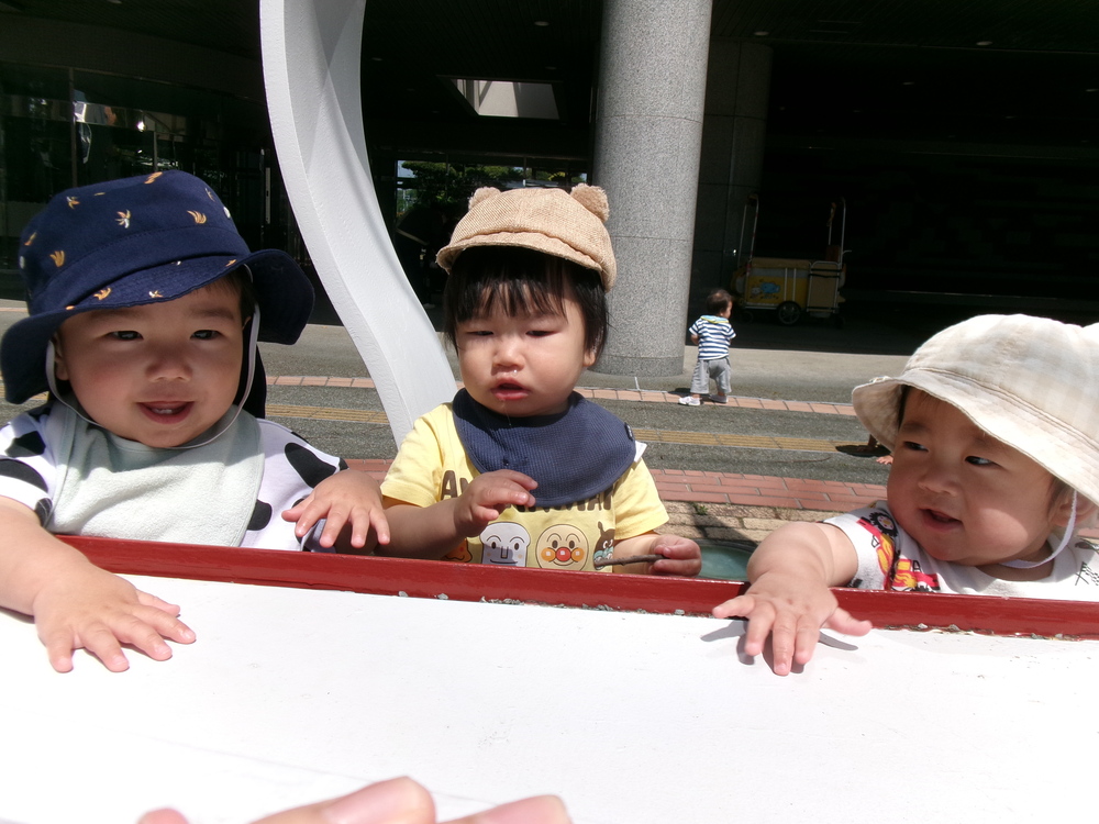 台を叩いて遊んでいる
