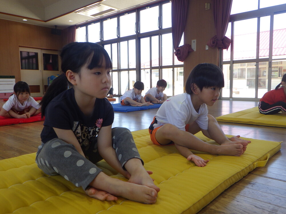 元気モリモリを楽しむ子ども (2)