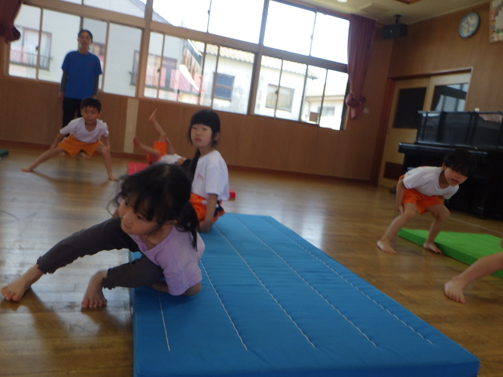 元気モリモリを楽しむ子ども (3)