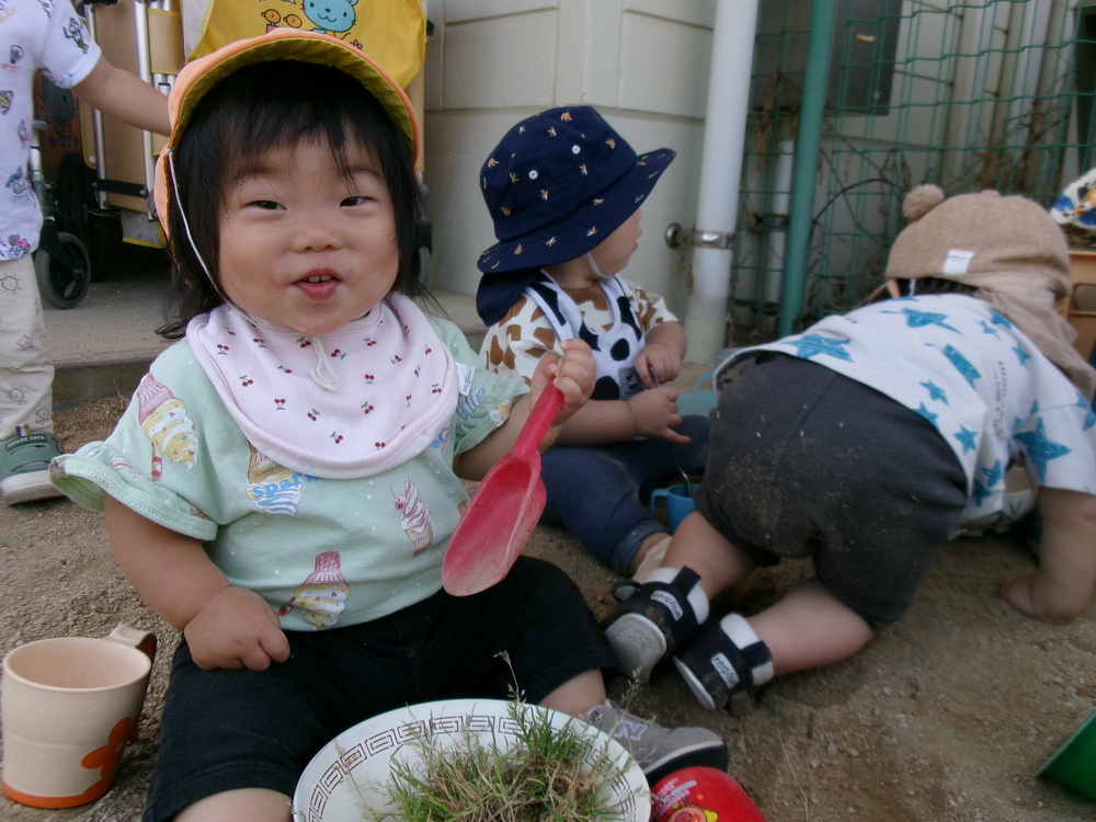 園庭で遊んでいる様子 (4)