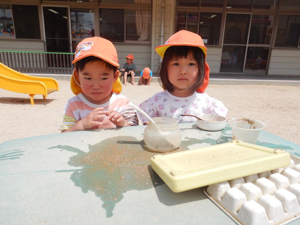 園庭遊びをする子ども (1)