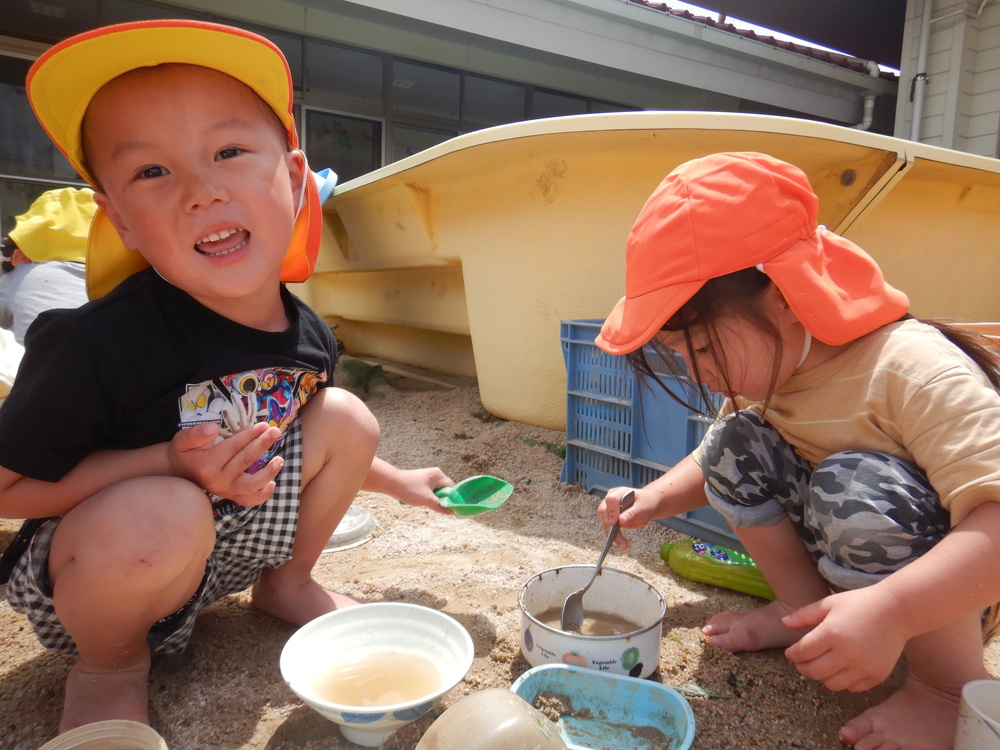 園庭遊びをする子ども (2)