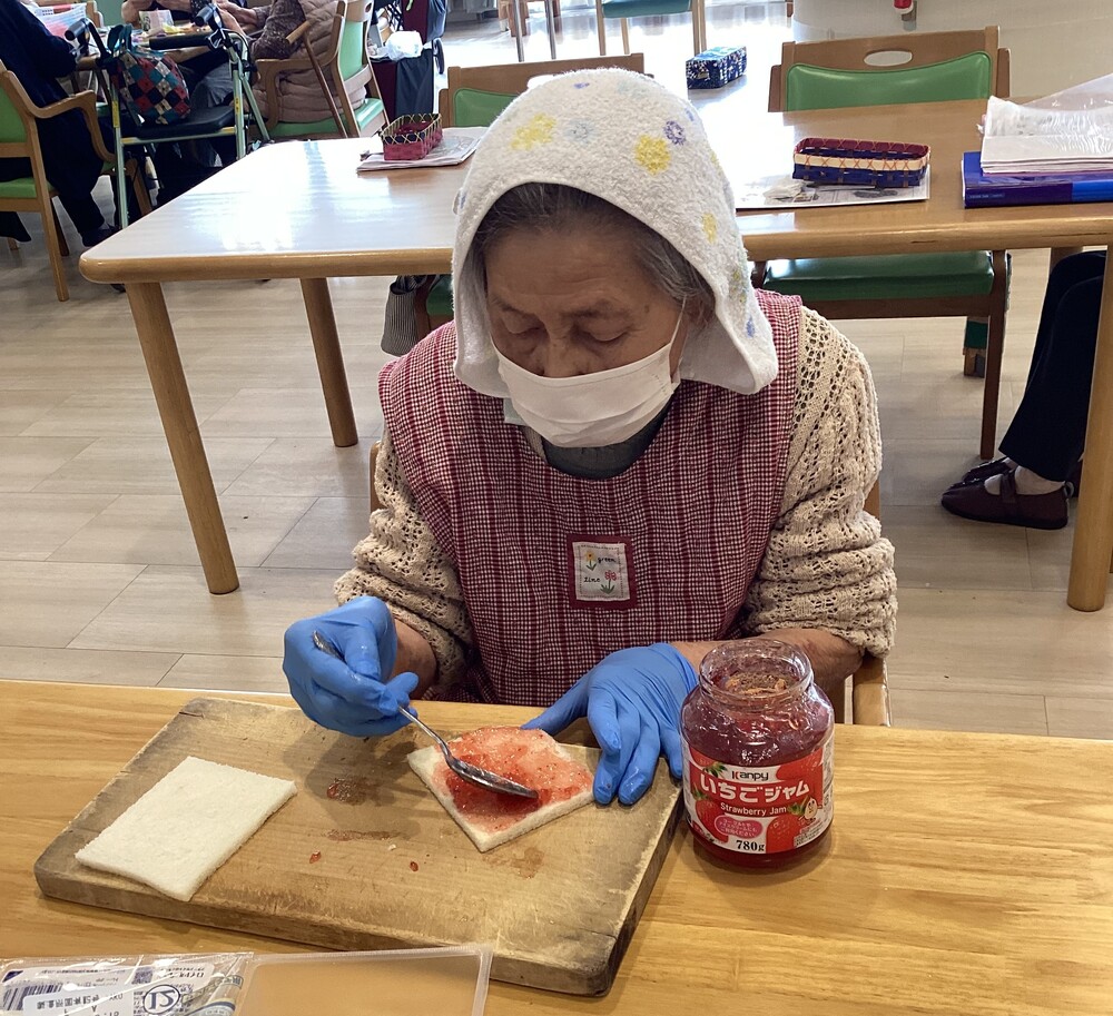 ジャムを塗る利用者さん