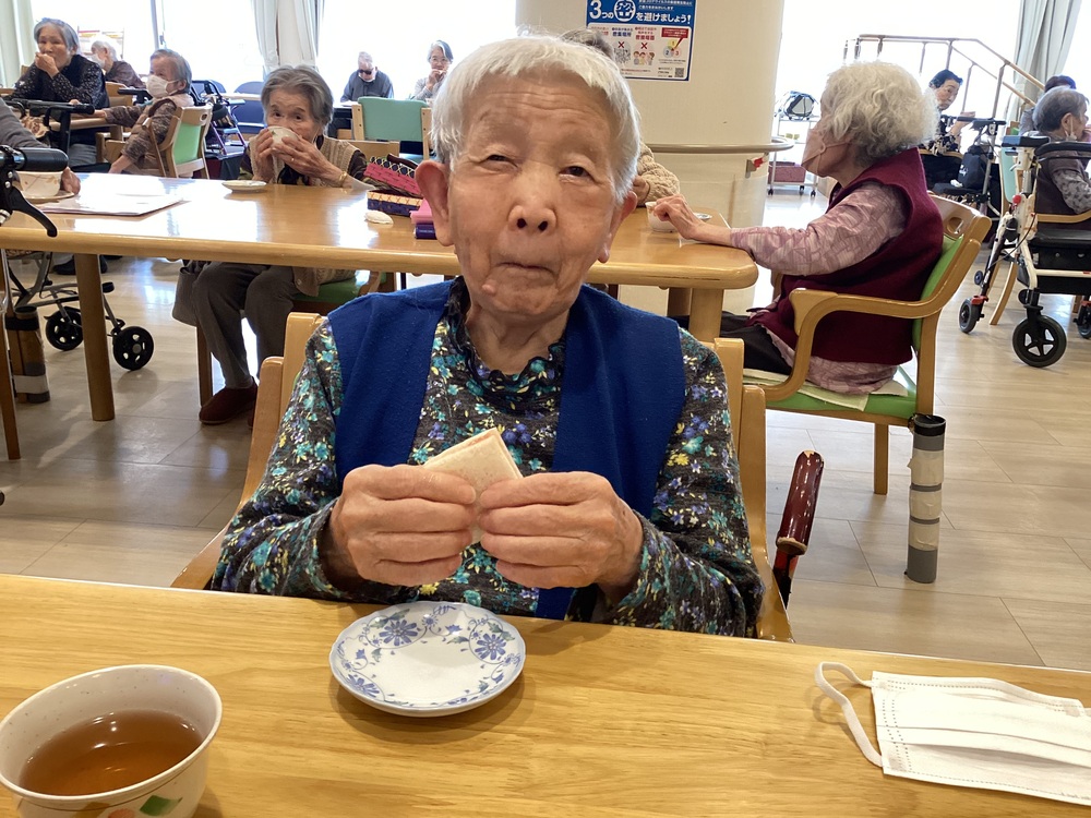 ジャムサンドを食べている利用者さん