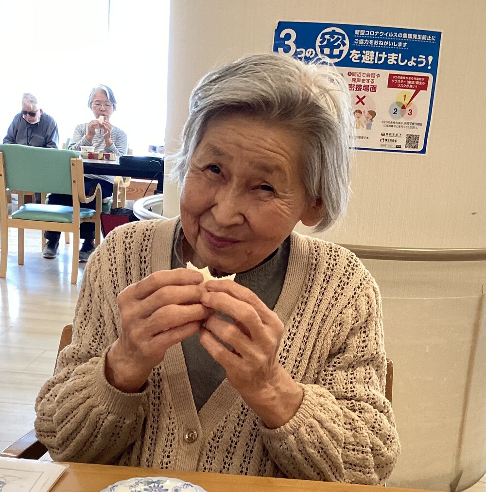 ジャムサンドを食べている利用者さん