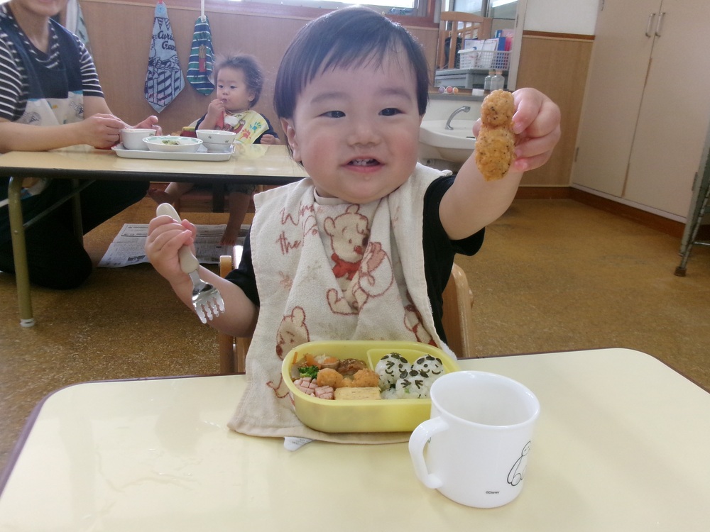 弁当を食べている
