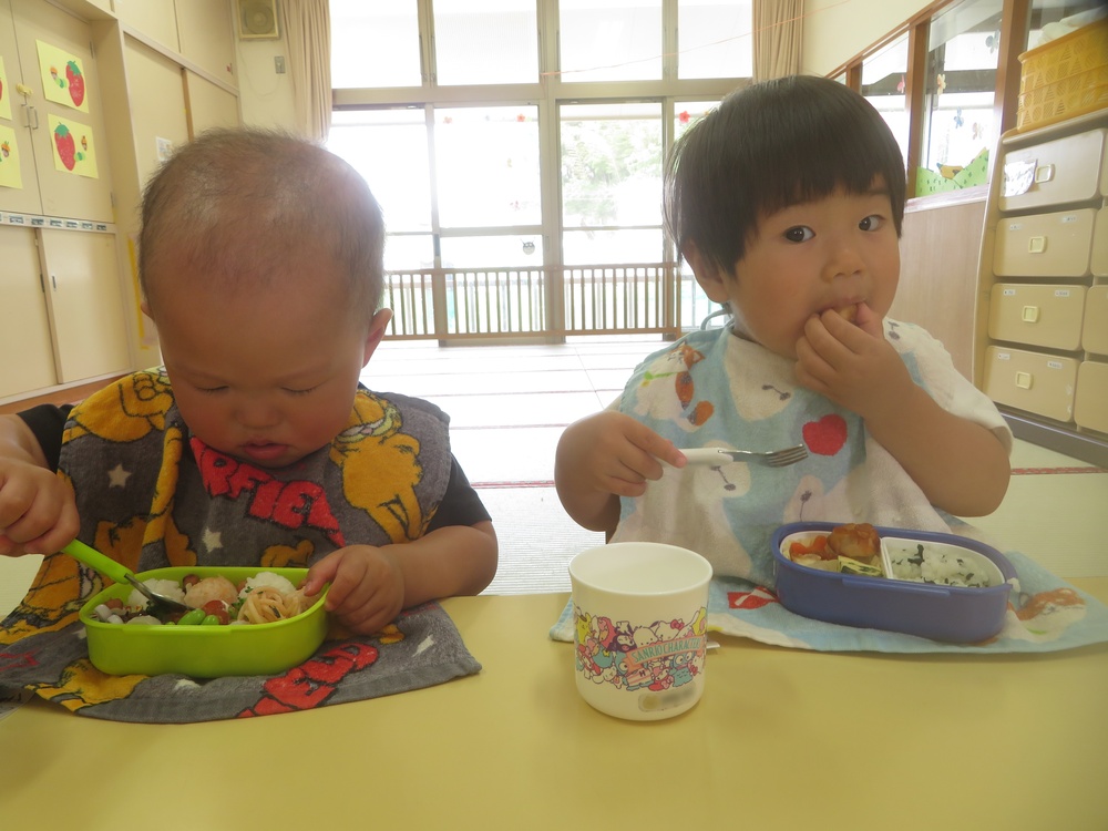 お弁当を食べている様子 (3)