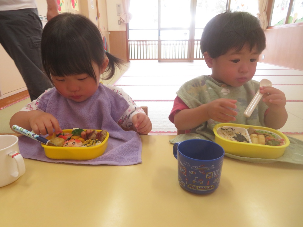 お弁当を食べている様子 (4)