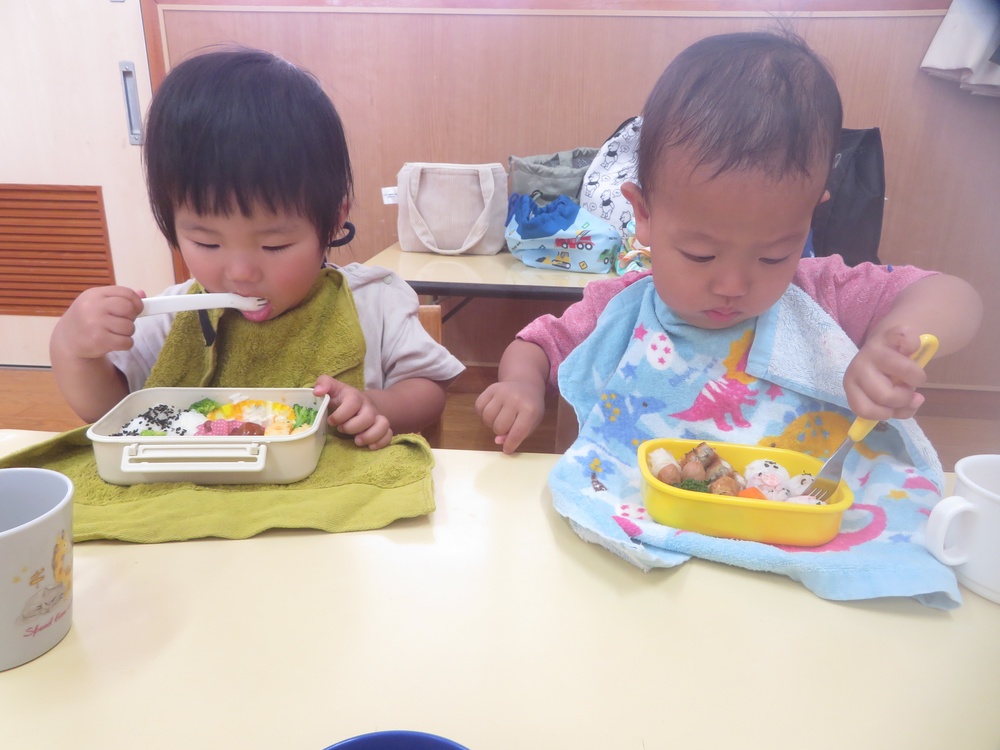 お弁当を食べている様子 (5)