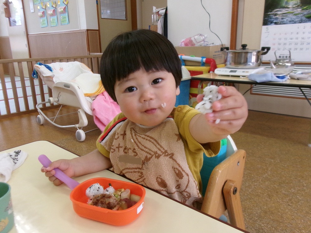 弁当を食べている