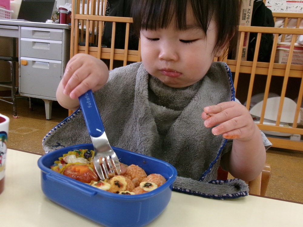 弁当を食べている