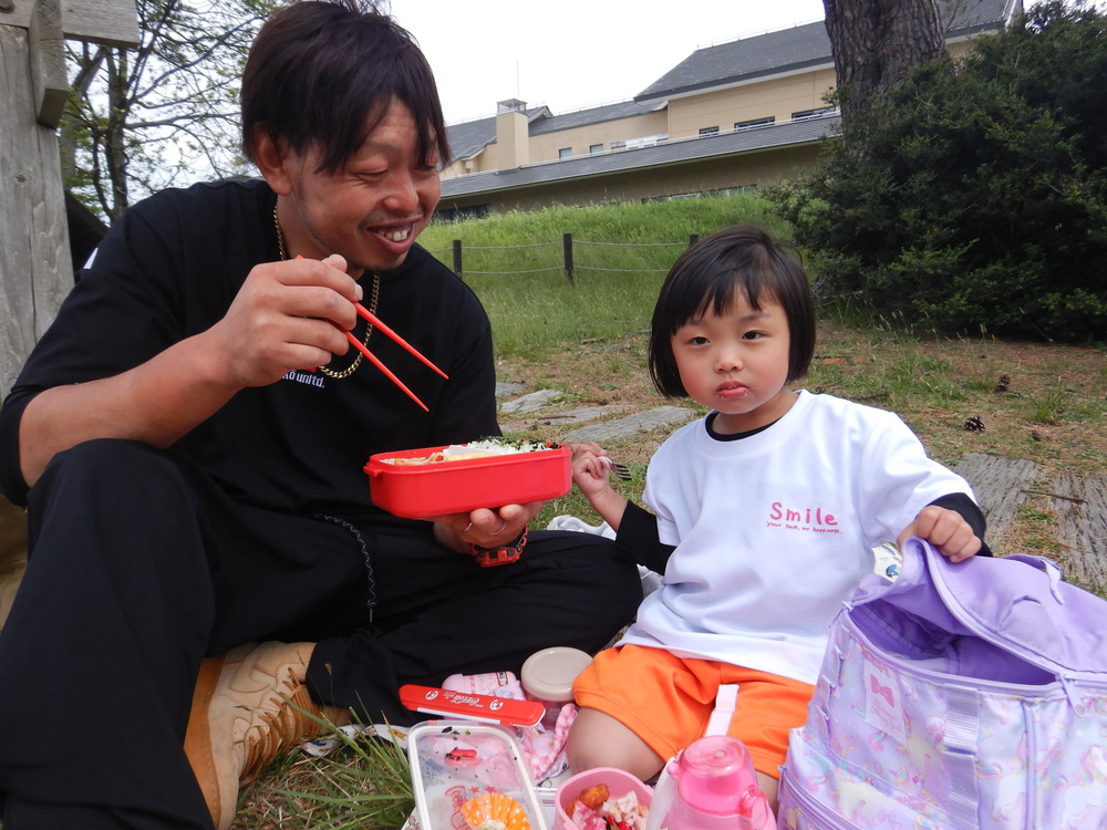 お弁当を食べる子ども