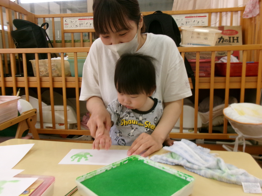 手形をとっている様子 (2)