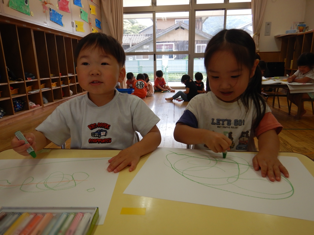 遠足の思い出を描く子ども (3)