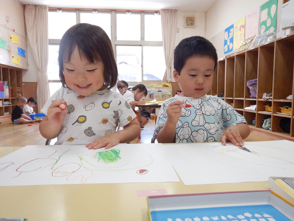 遠足の思い出を描く子ども (4)