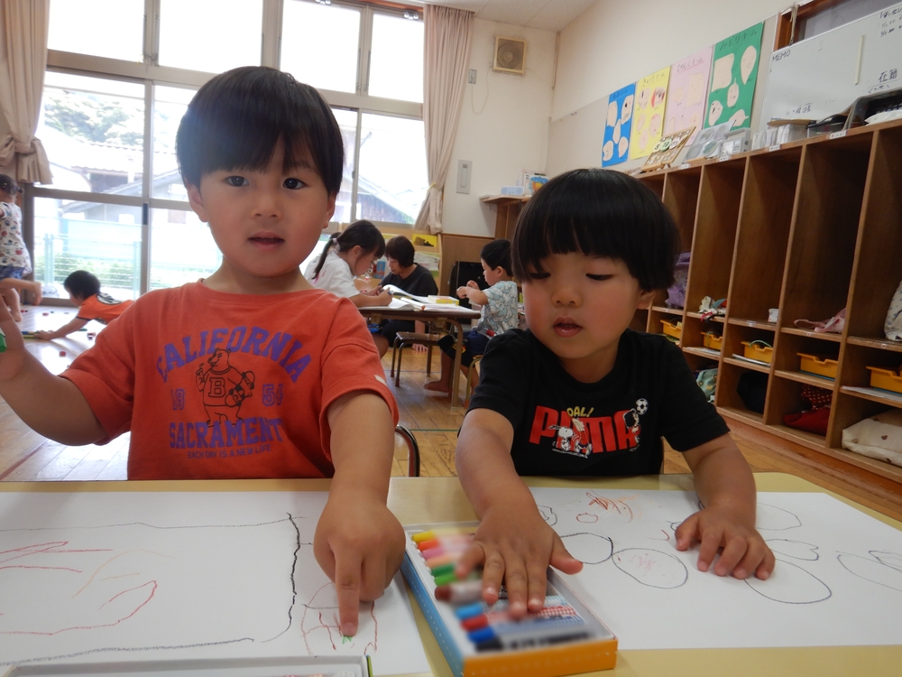 遠足の思い出を描く子ども (5)