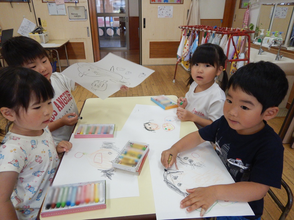 遠足の絵を描いている子どもたち