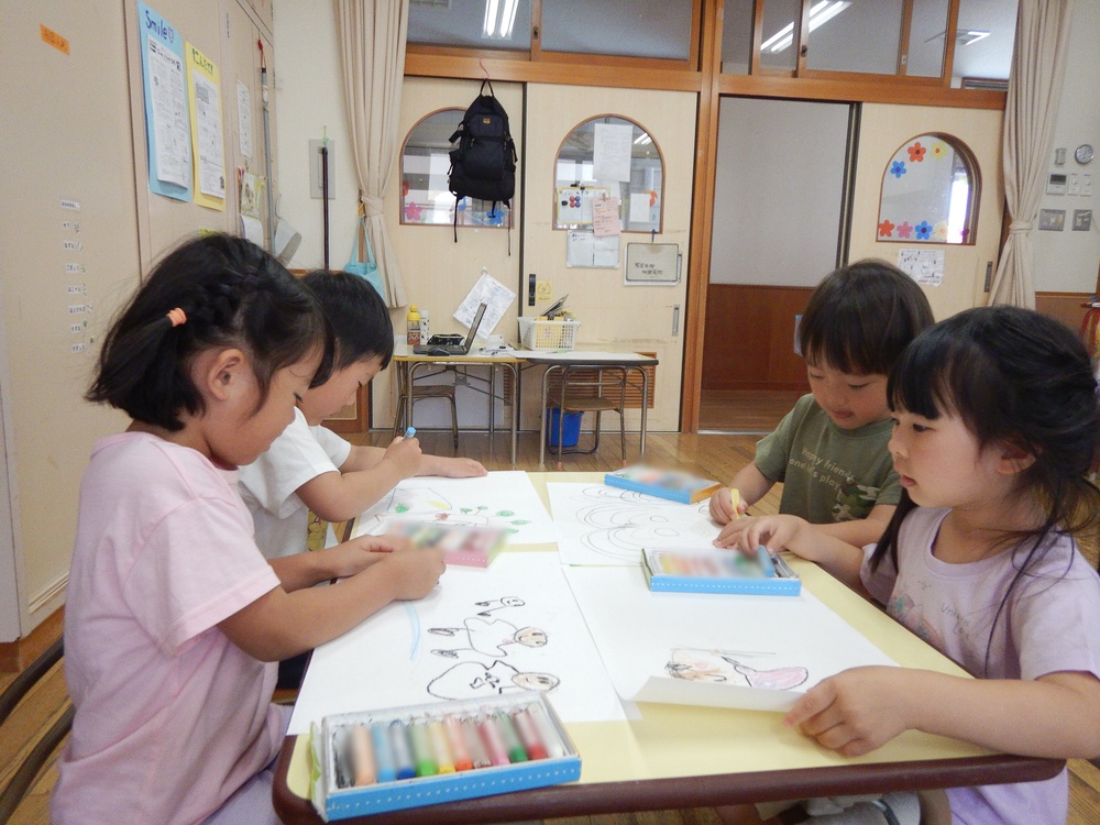 遠足の絵を描いている子どもたち２
