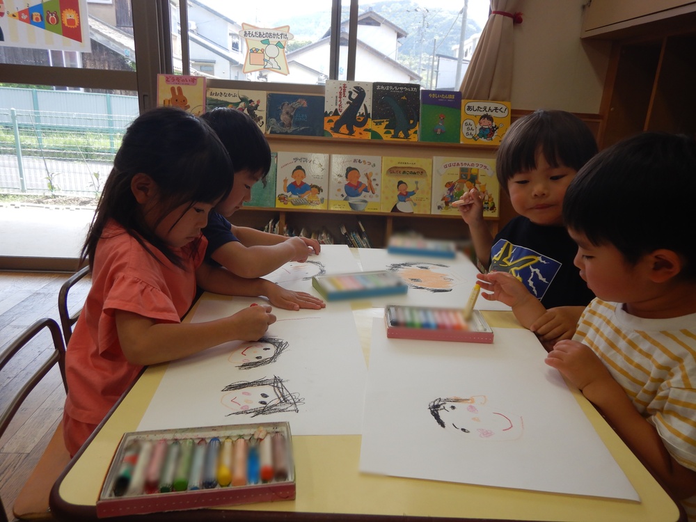 遠足の絵を描いている子どもたち３