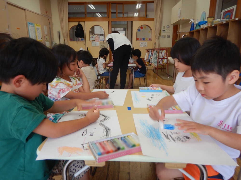 遠足の絵を描いている子どもたち４