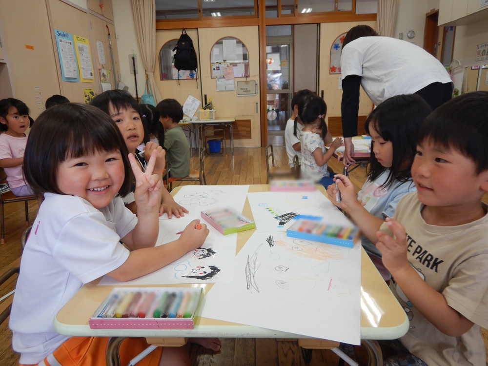 遠足の絵を描いている子どもたち５