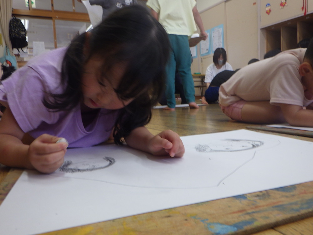 遠足の絵を描く様子３