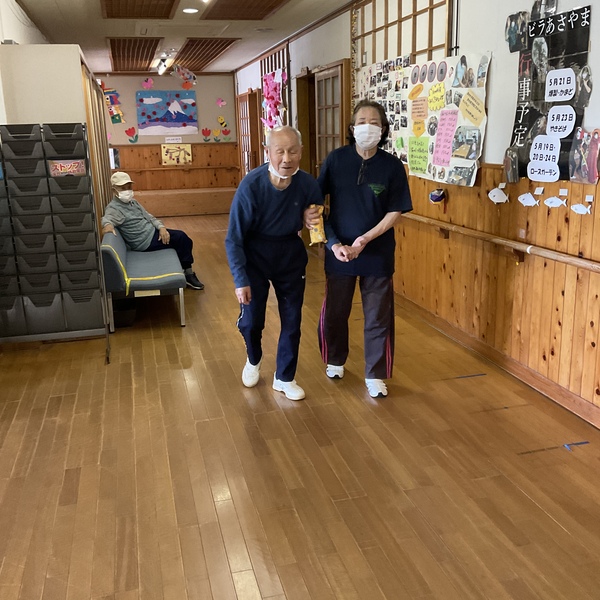 歩いています